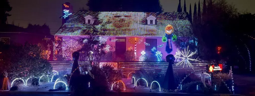 halloween decorated house in bixby knolls